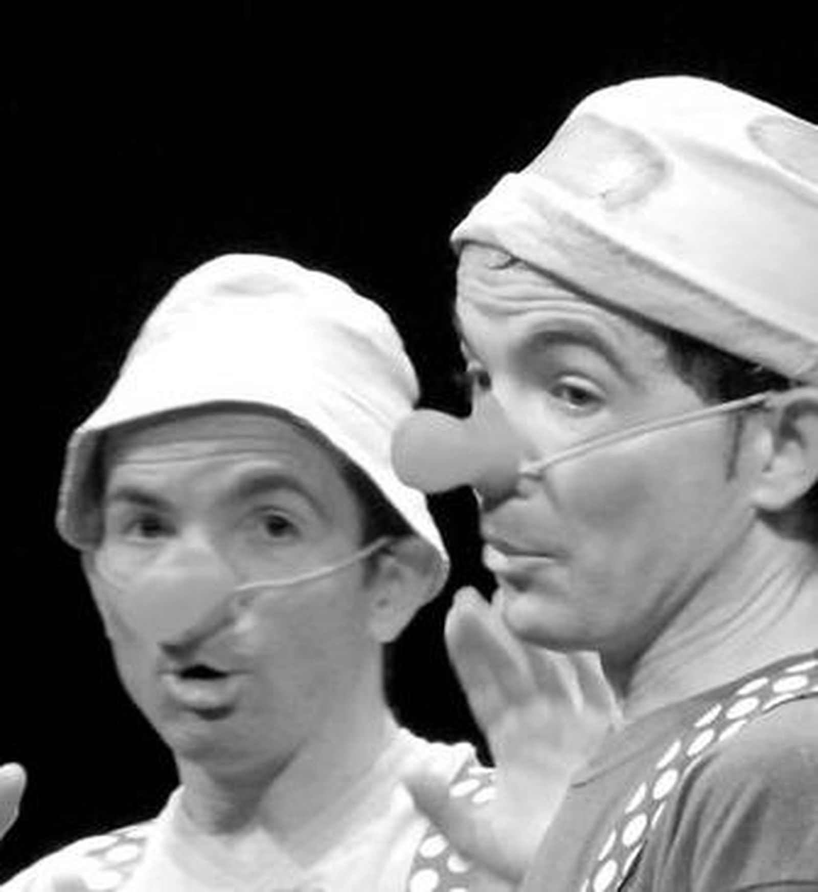 Los dos integrantes durante su actuación.