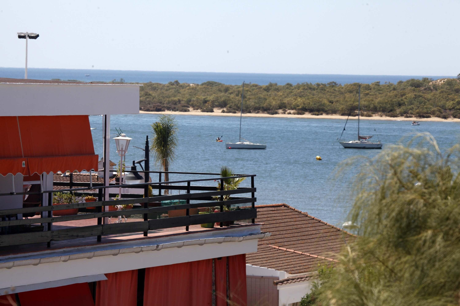 Viviendas junto a la ría del Piedras, en El Rompido