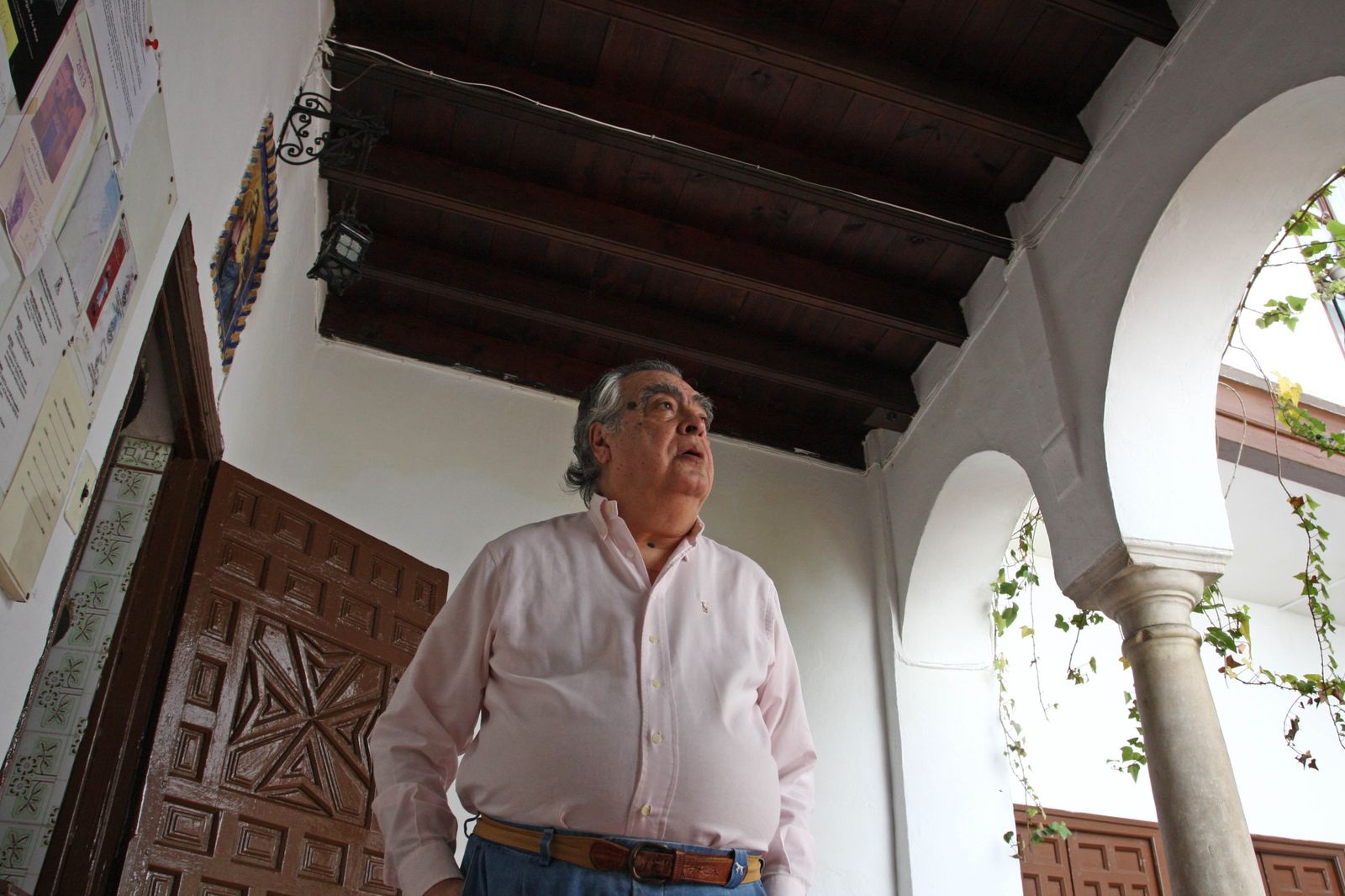 Julio Manuel de la Rosa (Sevilla, 1935-2018) en el patio del convento de San Leandro.