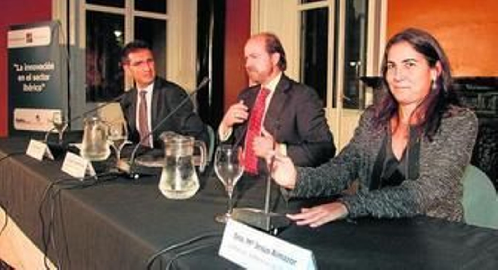 Javier Chaparro, director de 'Huelva Información'; Guillermo García-Palacios, presidente de la DO Jamón de Huelva, y María Jesús Almazor, directora del Territorio Sur de Telefónica.