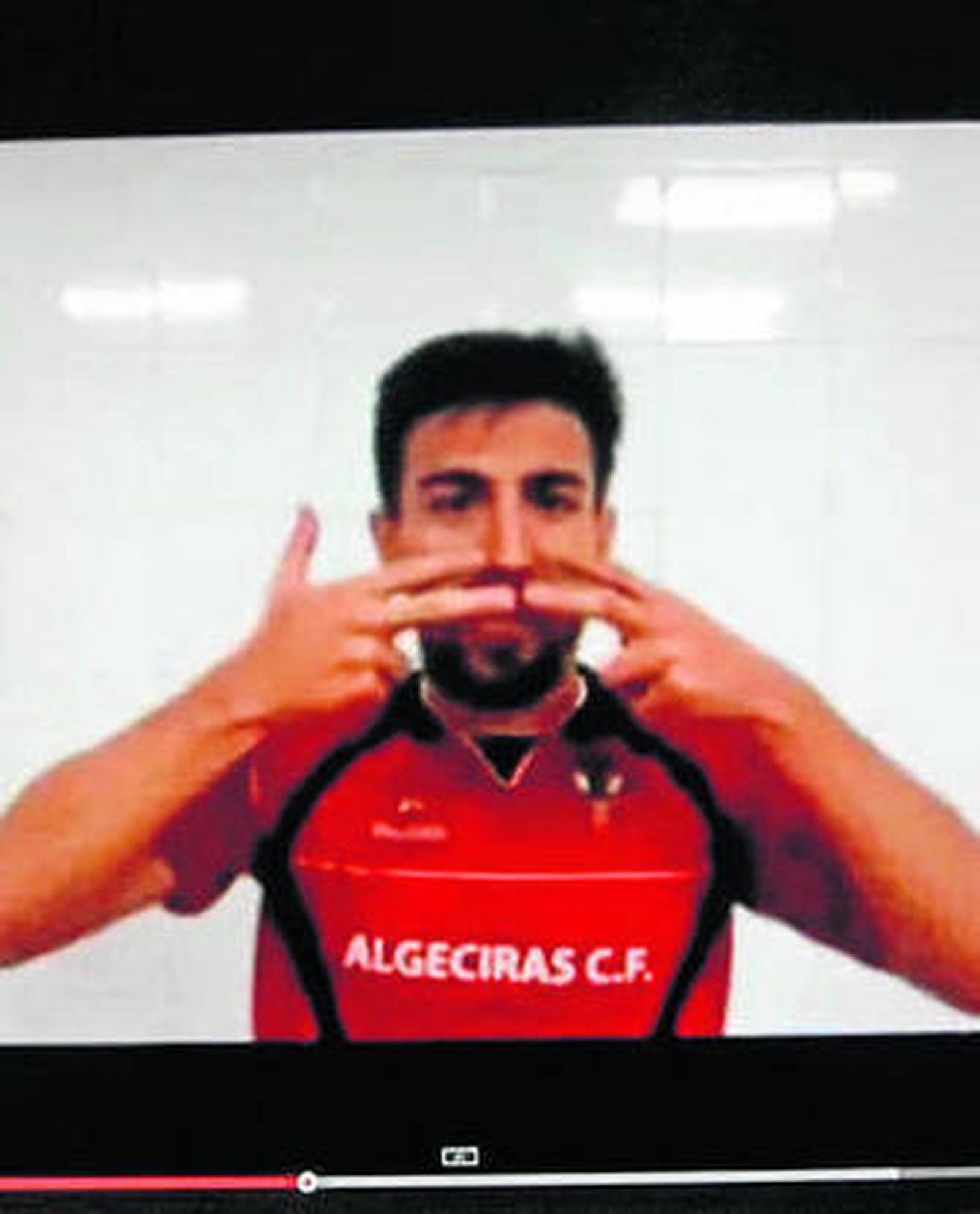 Joselu se pinta la cara.