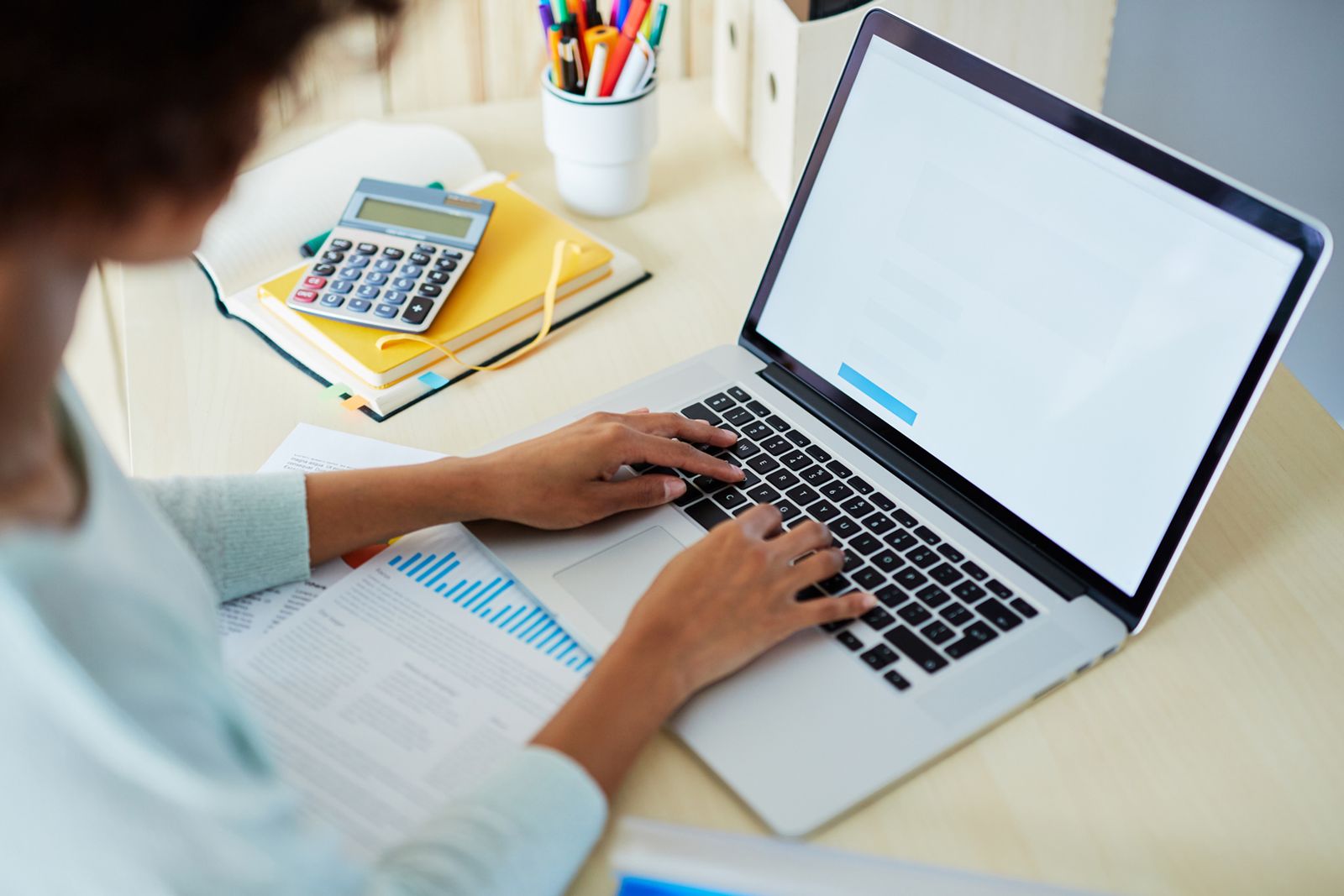 Una estudiante se forma mediante un curso 'on line'.