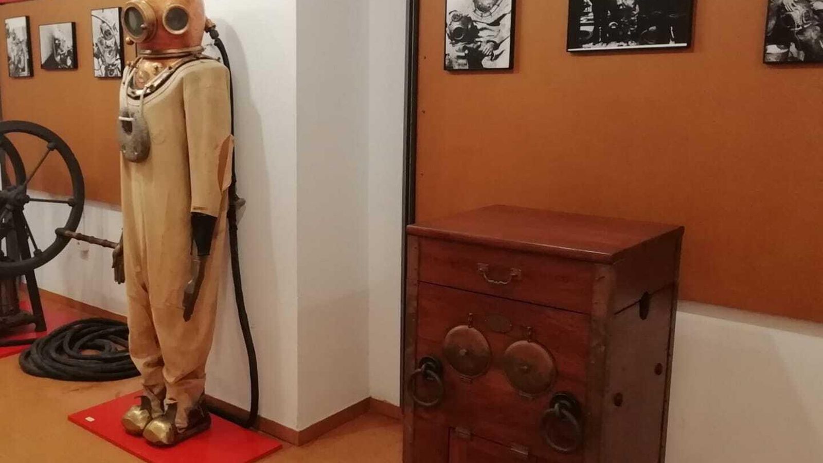 Un ejemplo de lo que podéis encontrar en el Museo el Dique es este traje de buzo de 1920
