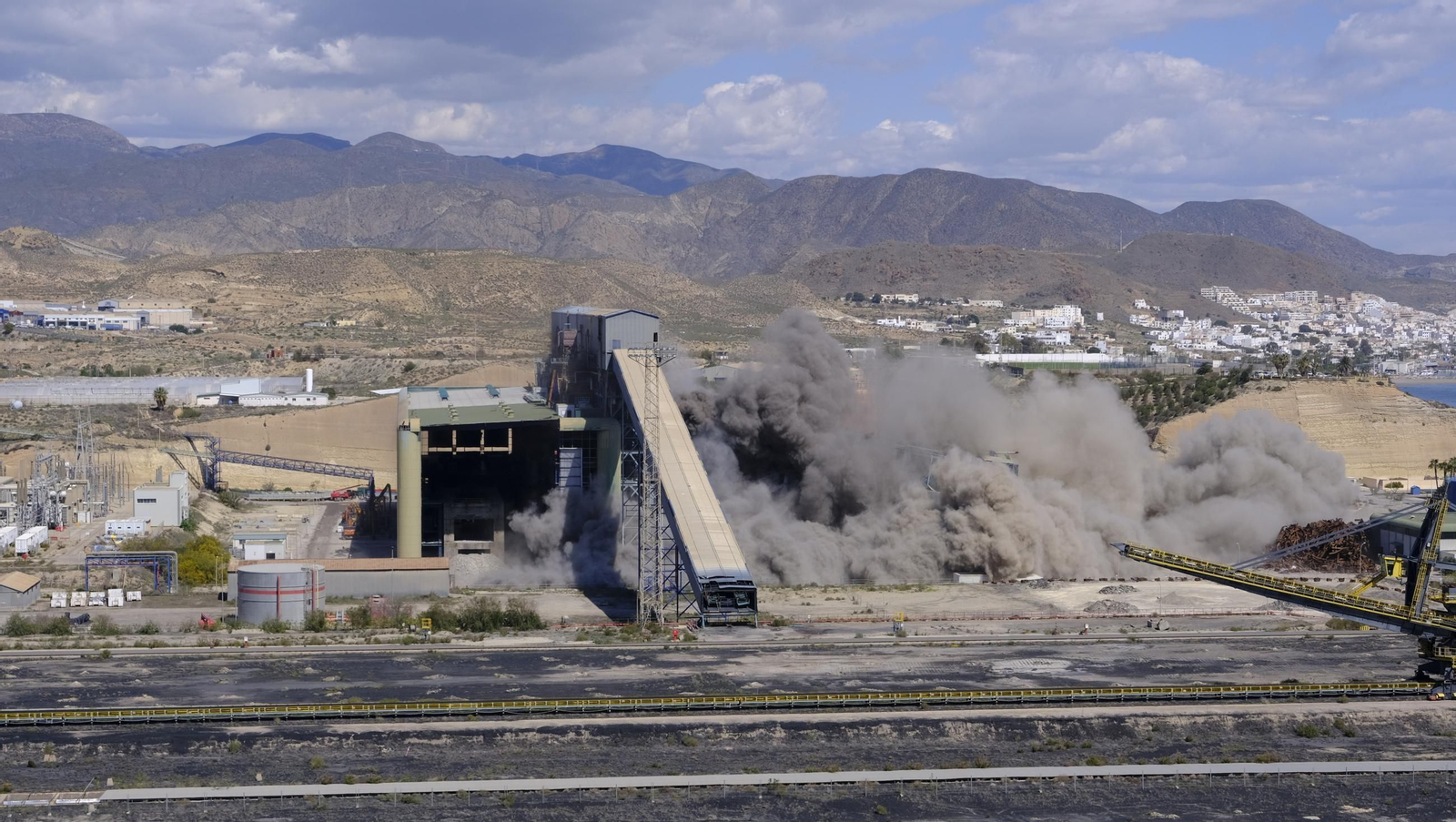 La voladura-demolición de la central térmica de Endesa en Carboneras, en imágenes
