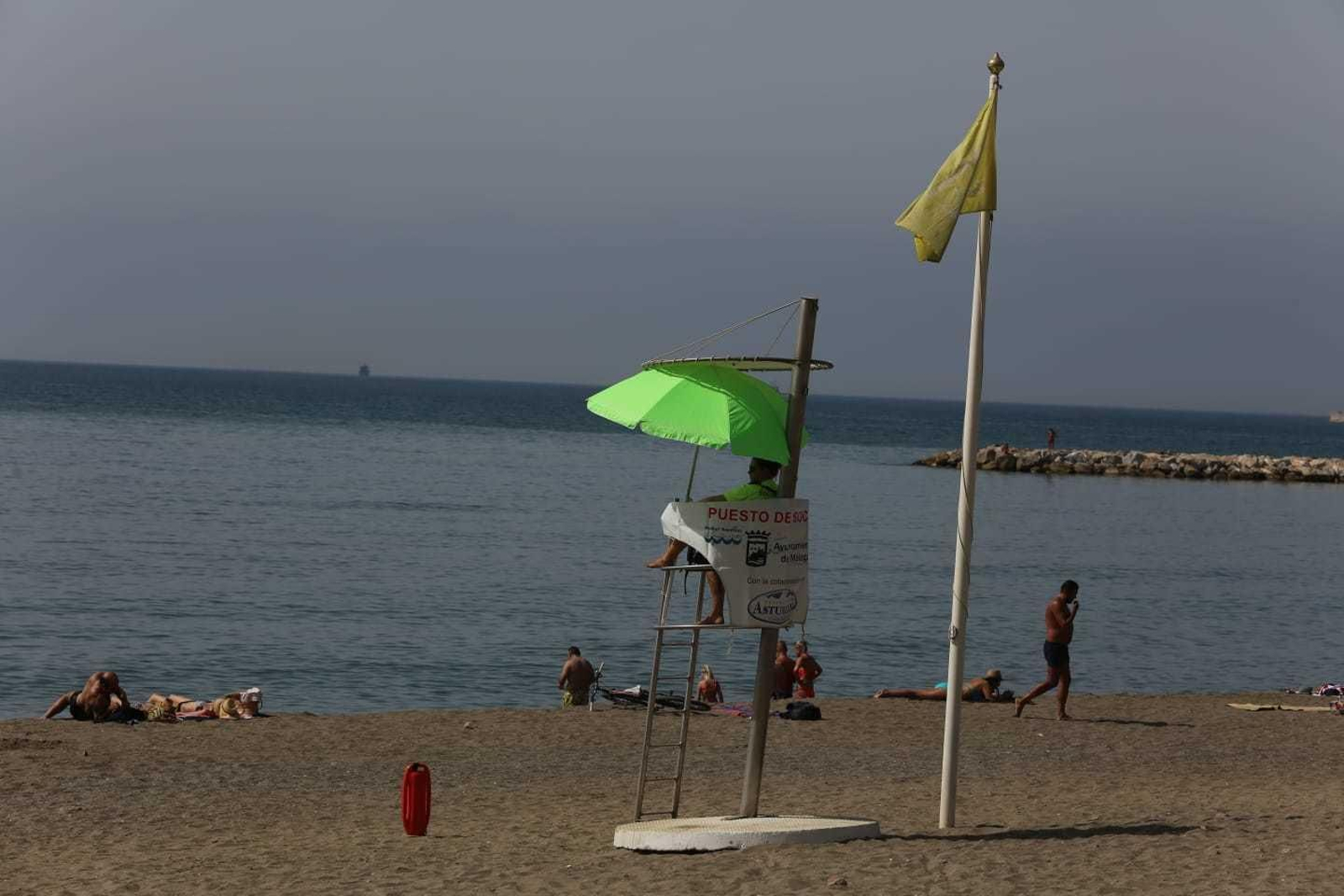 Bandera amarilla en la playa de La Caleta de Málaga por la presencia de medusas