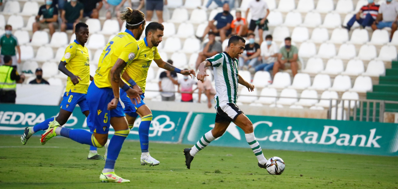 De las Cuevas conduce el balón en el Córdoba CF-Cádiz B de la primera vuelta.