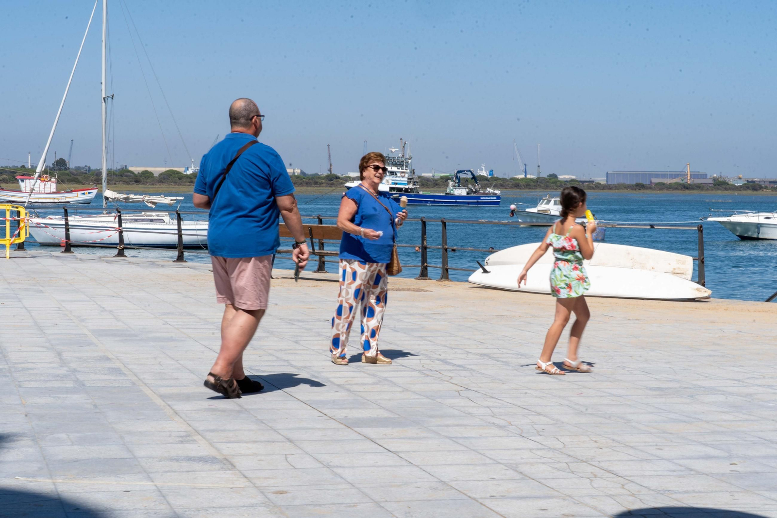 Imágenes de una tarde en el Paseo de la Ría de Punta Umbría