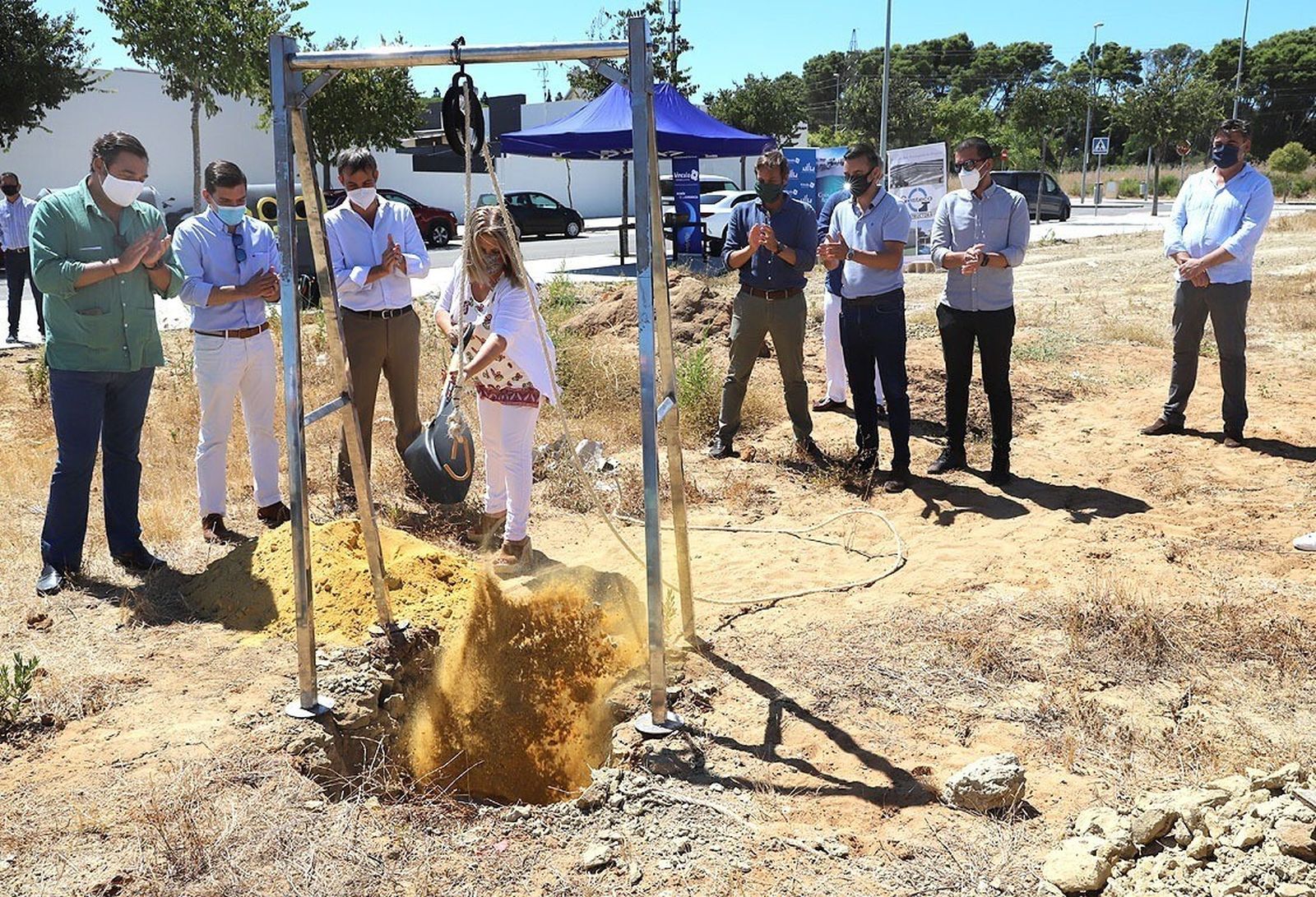 Un momento de la colocación de la primera piedra de Residencial Costa Azahar II fase.