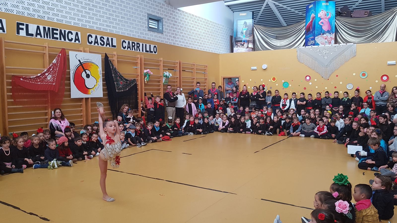 Una alumna enseña la coreografía flamenca de su grupo de gimnasia rítmica.