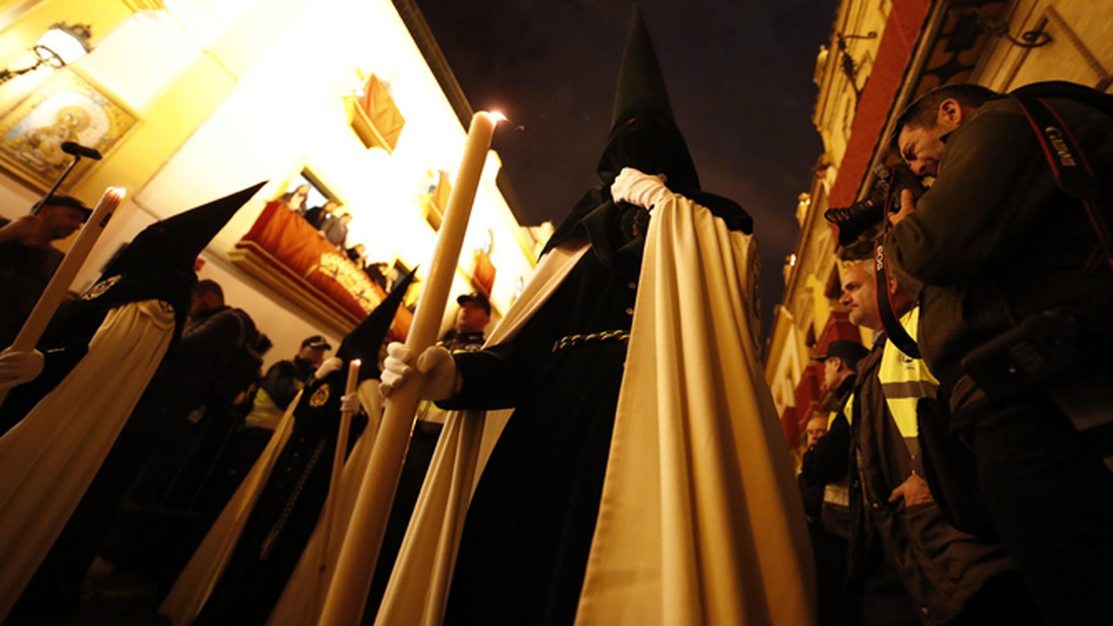 Un nazareno de la Esperanza de Triana, en la Semana Santa de 2019.