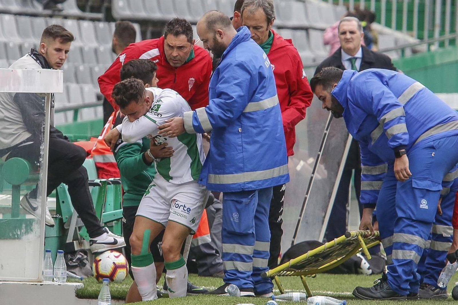 Luis Muñoz, durante el Córdoba-Mallorca, saliendo en camilla.