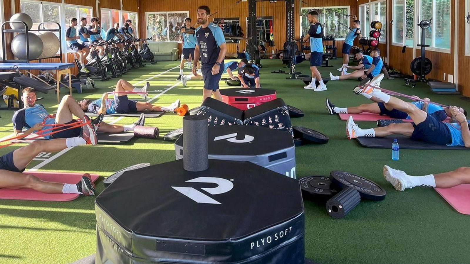 El Málaga entrena en el gimnasio.