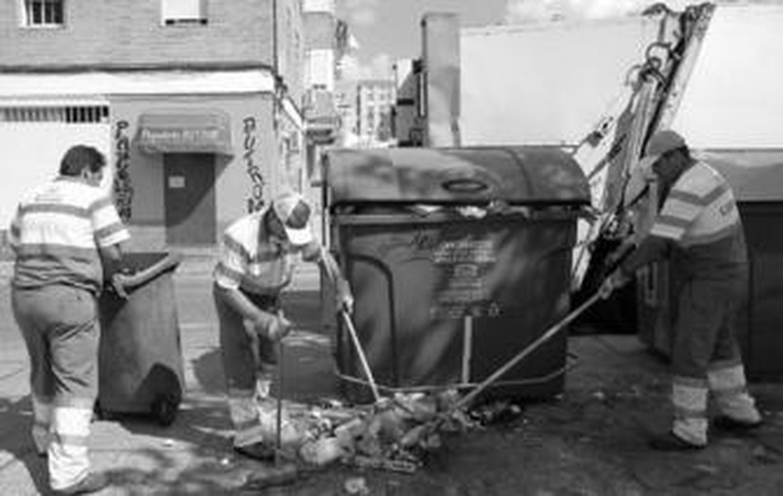 Bolsas de basura que no han sido recogidas aún en la zona del Arenal.