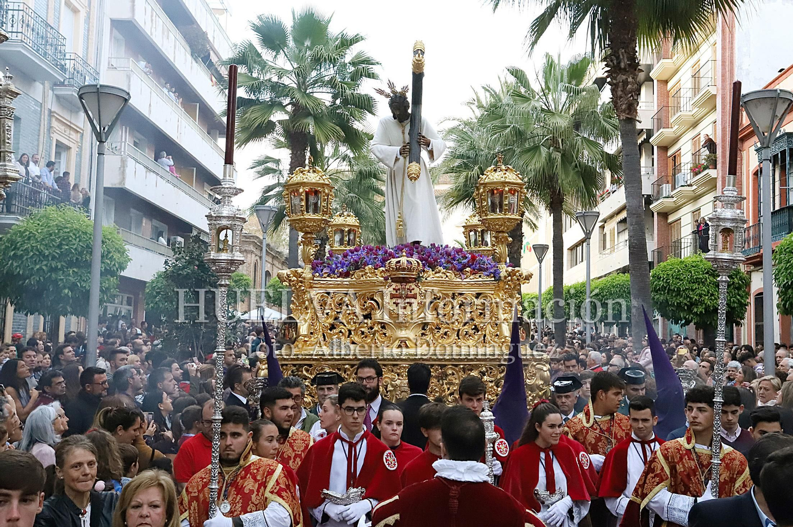 Imágenes de la procesión de Pasión en Huelva