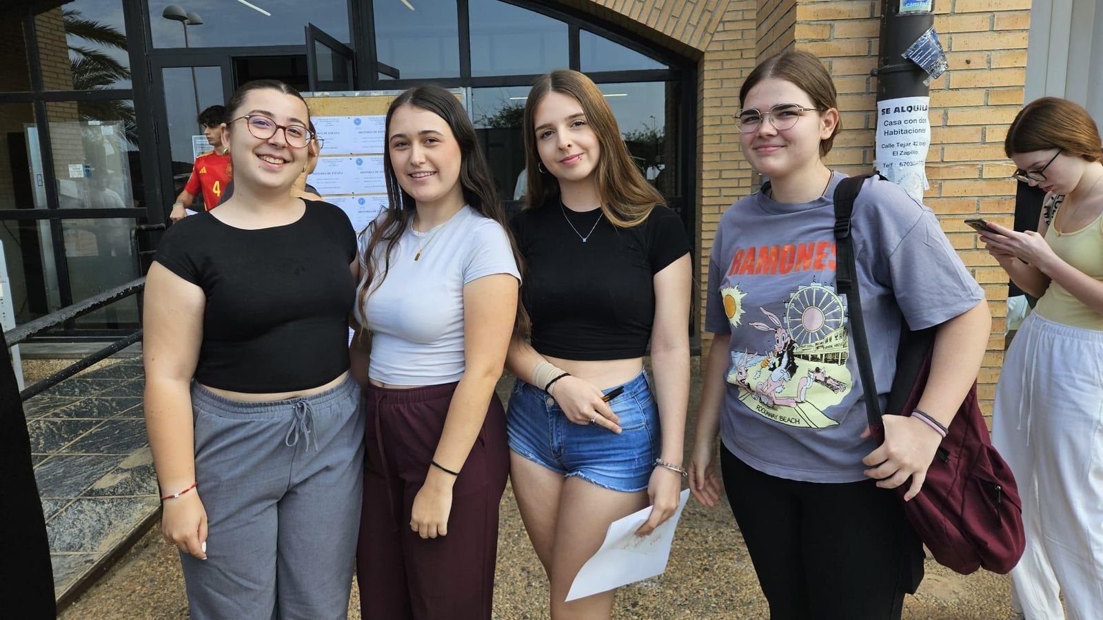 Natalia Guirado, Elena Ruiz, Cristina López y María Nieto del IES Carmen de Burgos de Huércal de Almería, satisfechas con el examen de Lengua y Literatura Natalia Guirado, Elena Ruiz, Cristina López y María Nieto del IES Carmen de Burgos de Huércal de Almería, satisfechas con el examen de Lengua y Literatura