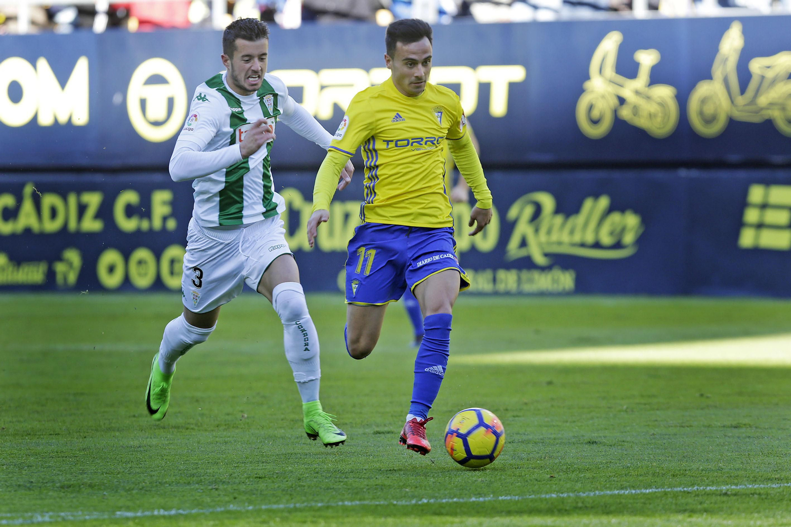El bigoleador Álvaro García se escapa en el Cádiz-Córdoba más reciente.