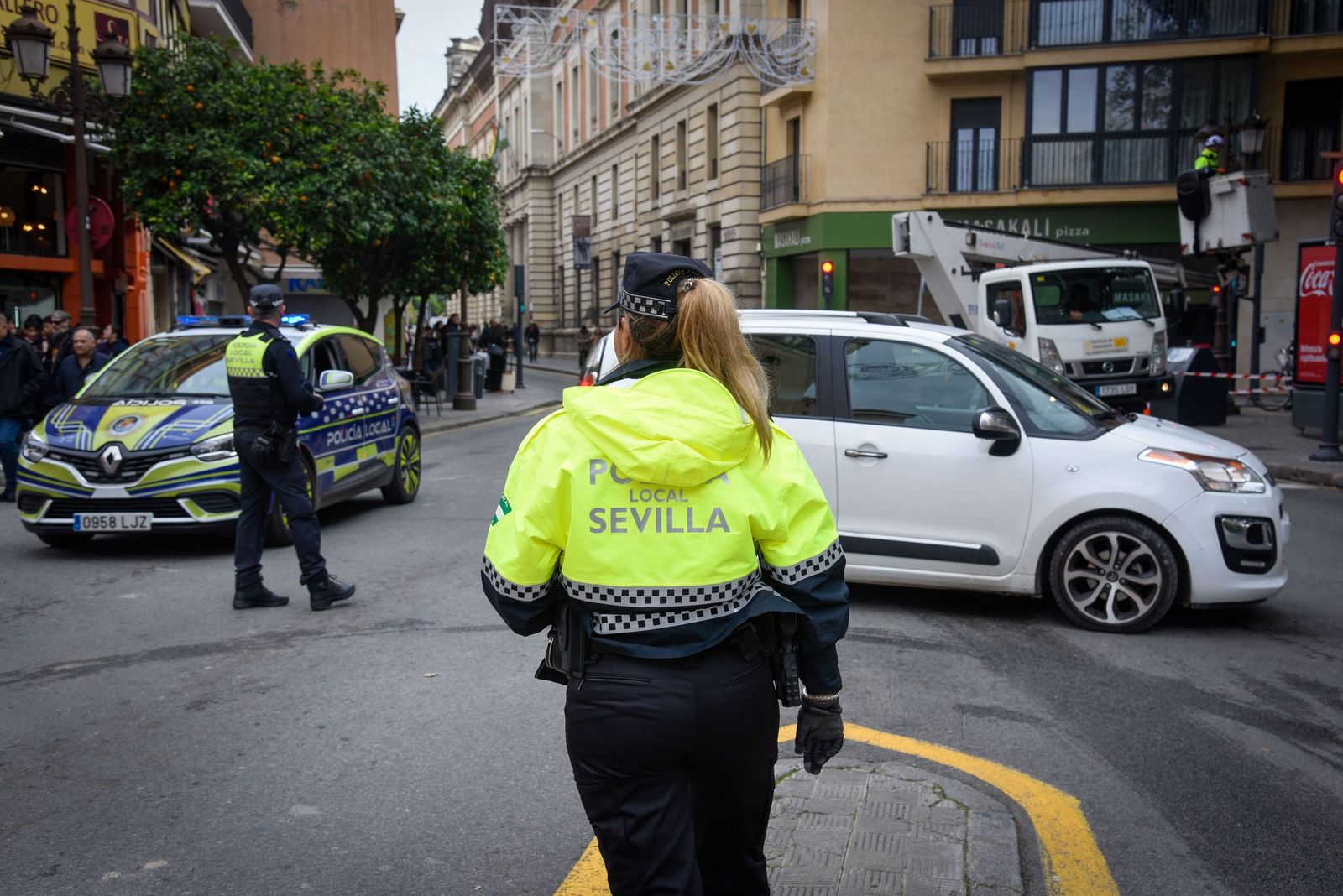 Policías locales de Sevilla, durante el plan de Navidad de 2025.