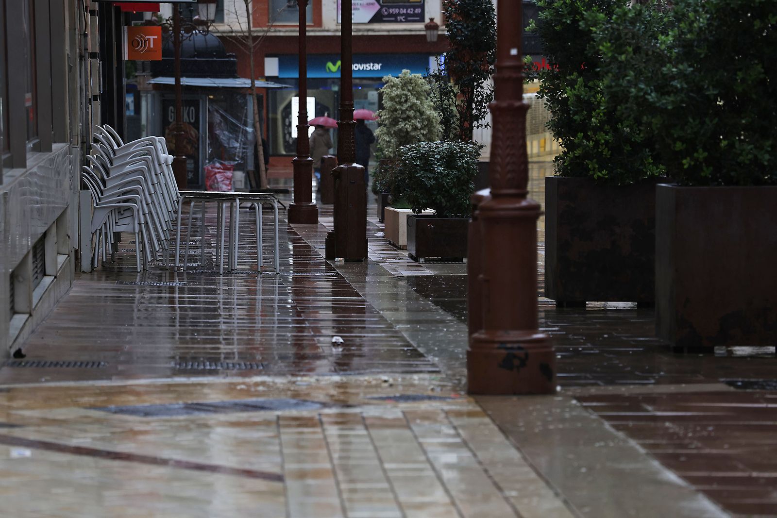 Intensas lluvias y calles desiertas en Huelva por la borrasca Marta