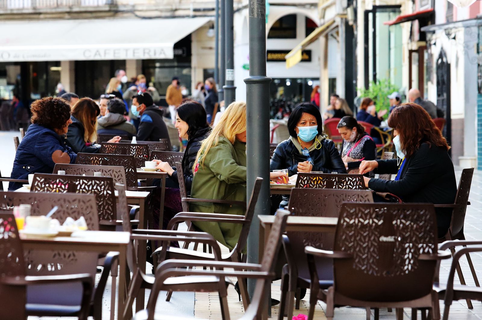 Un bar de la plaza de Las Monjas de Huelva.
