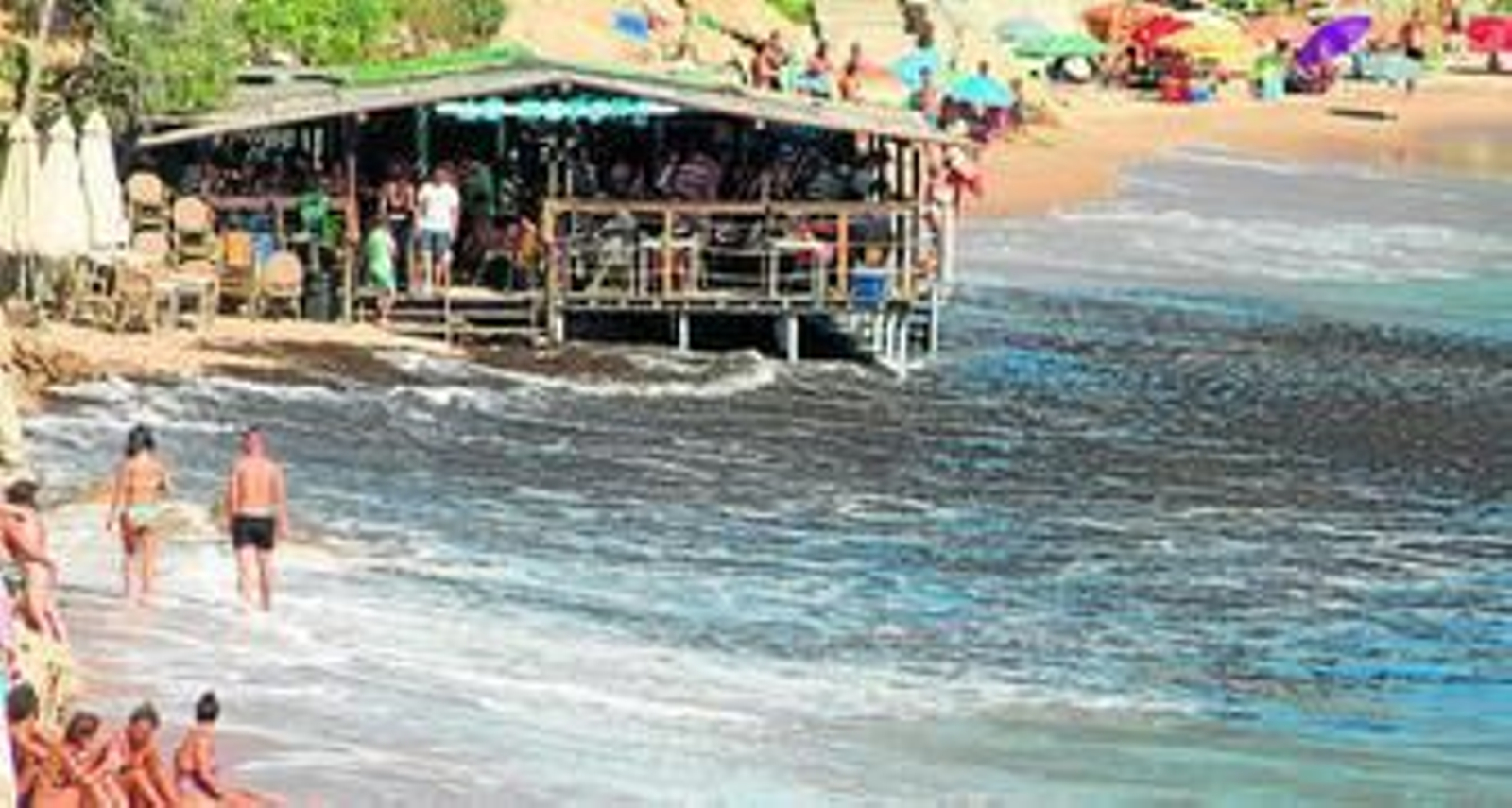 El chiringuito 'La Morena', situado en una de las zonas más precarias de la playa de La Laja, acorralado por el envite de las olas, en una imagen tomada la tarde del pasado viernes.