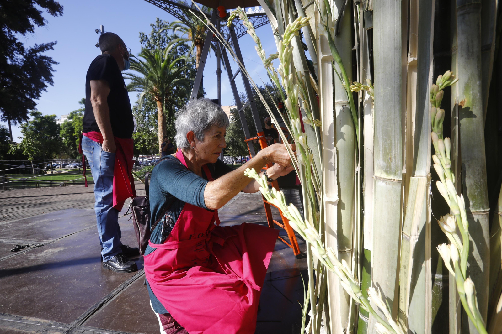La Guerrilla de flores de Flora inunda el Paseo de la Victoria, en imágenes