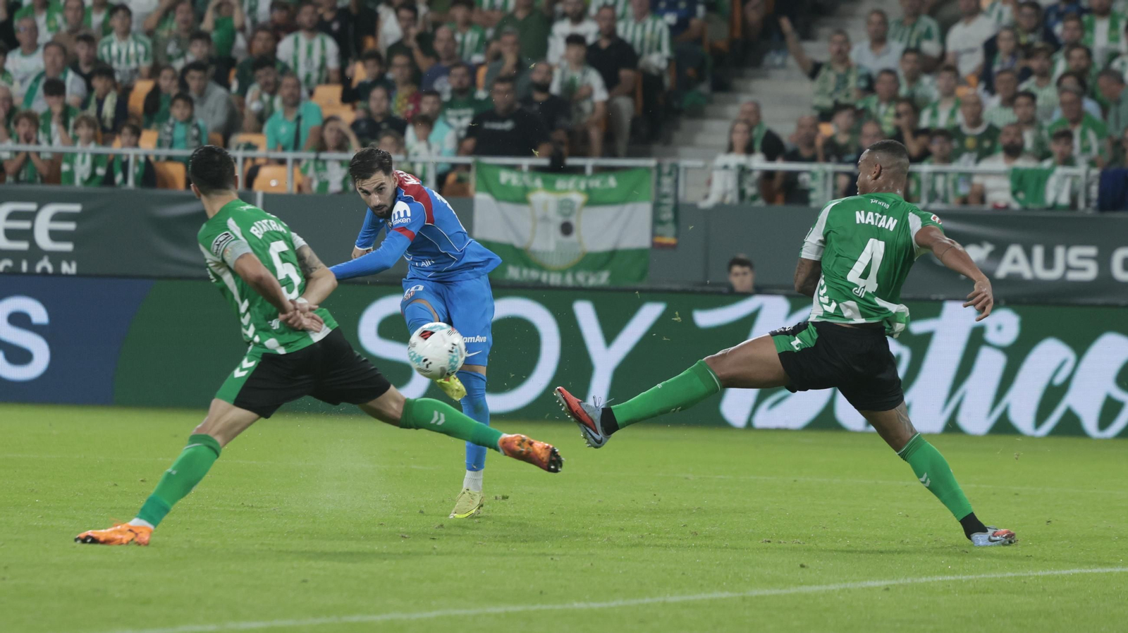 Disparo del centrocampista almeriense en la acción que terminó convirtiéndose en el segundo tanto de los colchoneros.