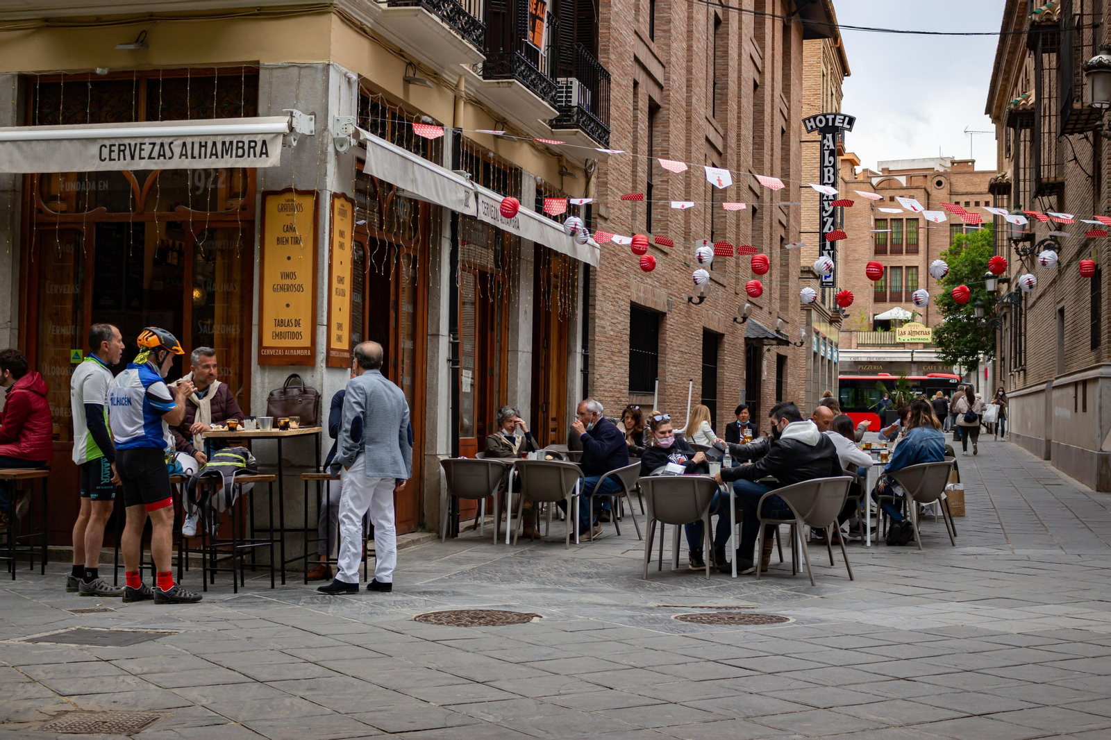 Fotos: el Día de la Cruz de Granada y su animada mañana