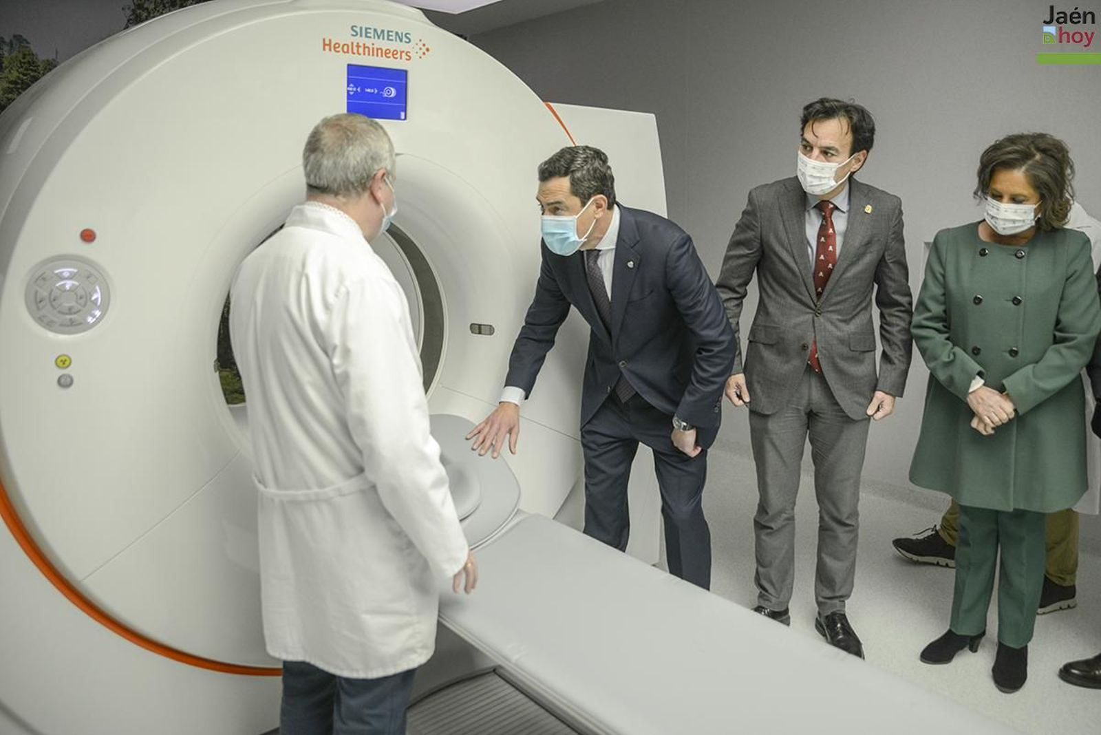 Juanma Moreno visita el nuevo PET-TAC y las dos gammacámaras del Hospital Universitario de Jaén