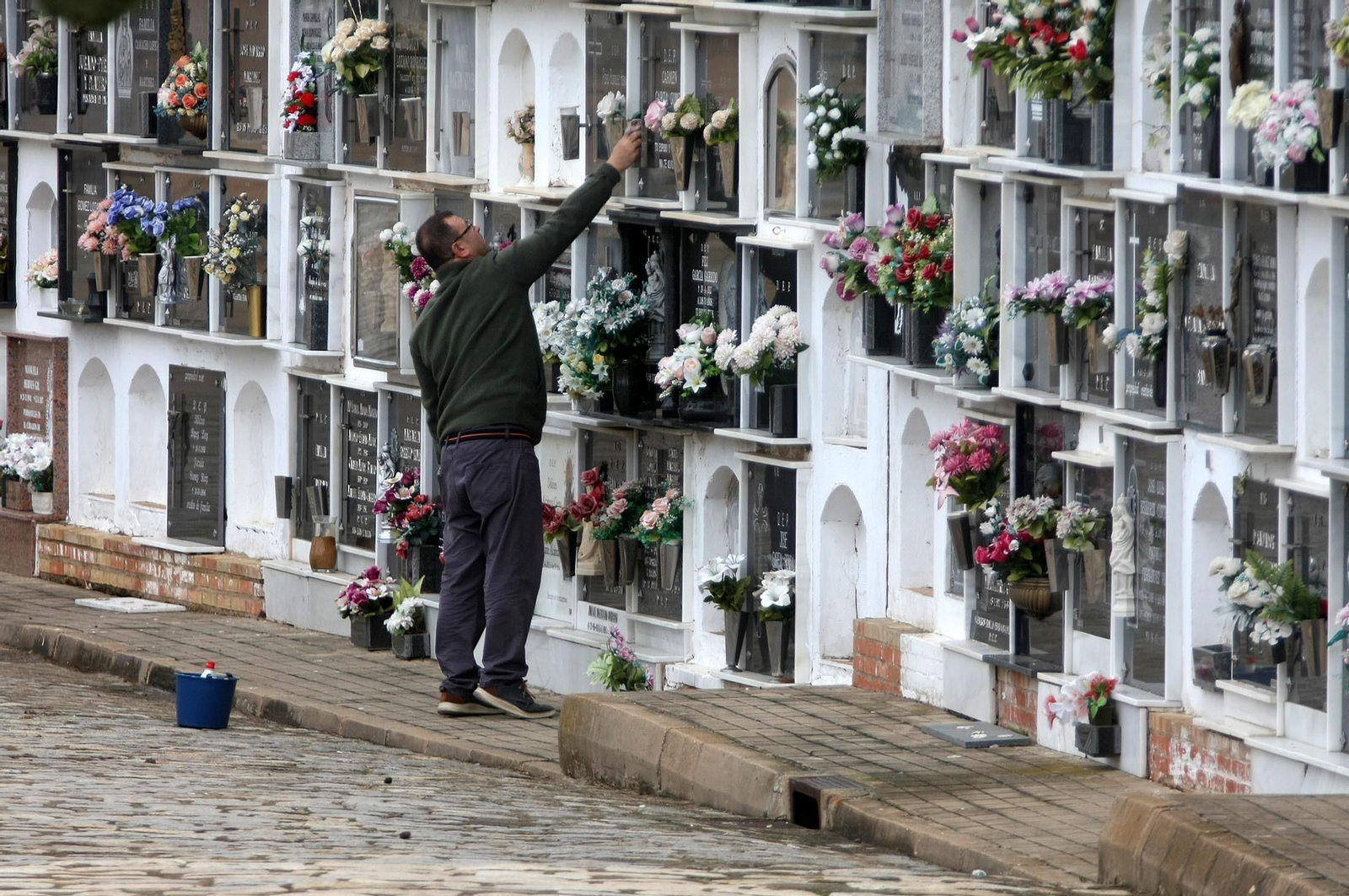 Imágenes del ambiente en el cementerio La Soledad, Huelva