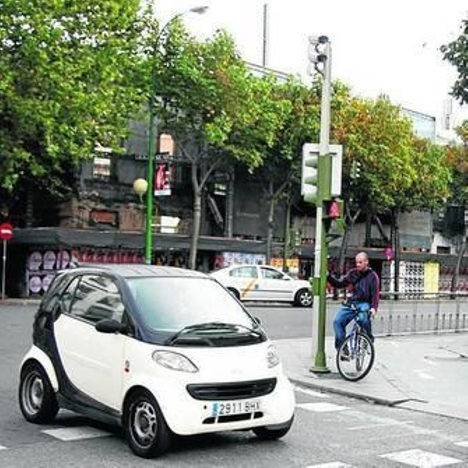 Dos cámaras vigilan el tráfico en uno de los accesos al casco antiguo.