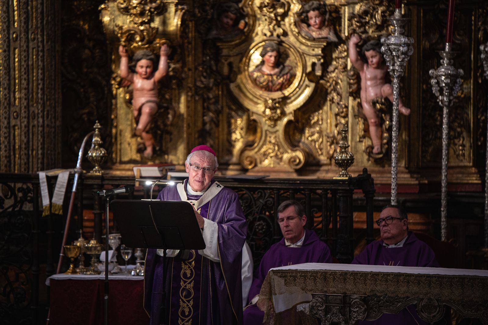 El traslado del Señor de Pasión a su paso, en imágenes