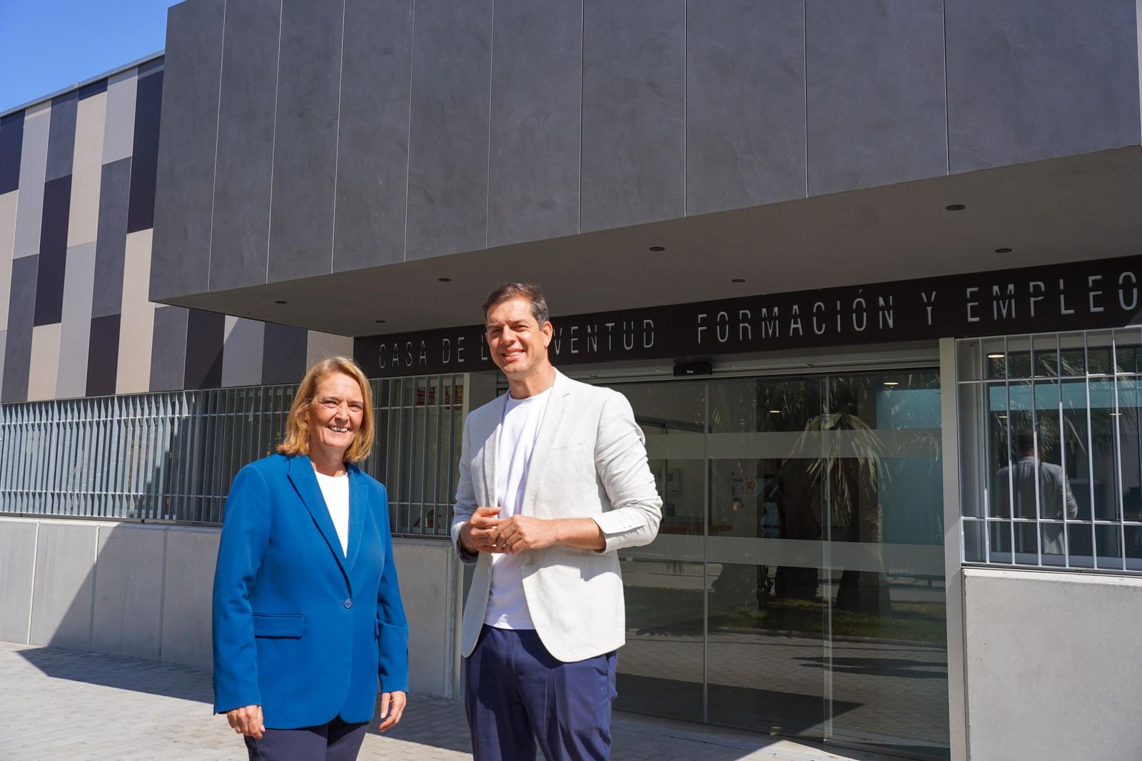 La alcaldesa de Motril, Luisa García Chamorro, y el concejal de Juventud, Gerardo Romano