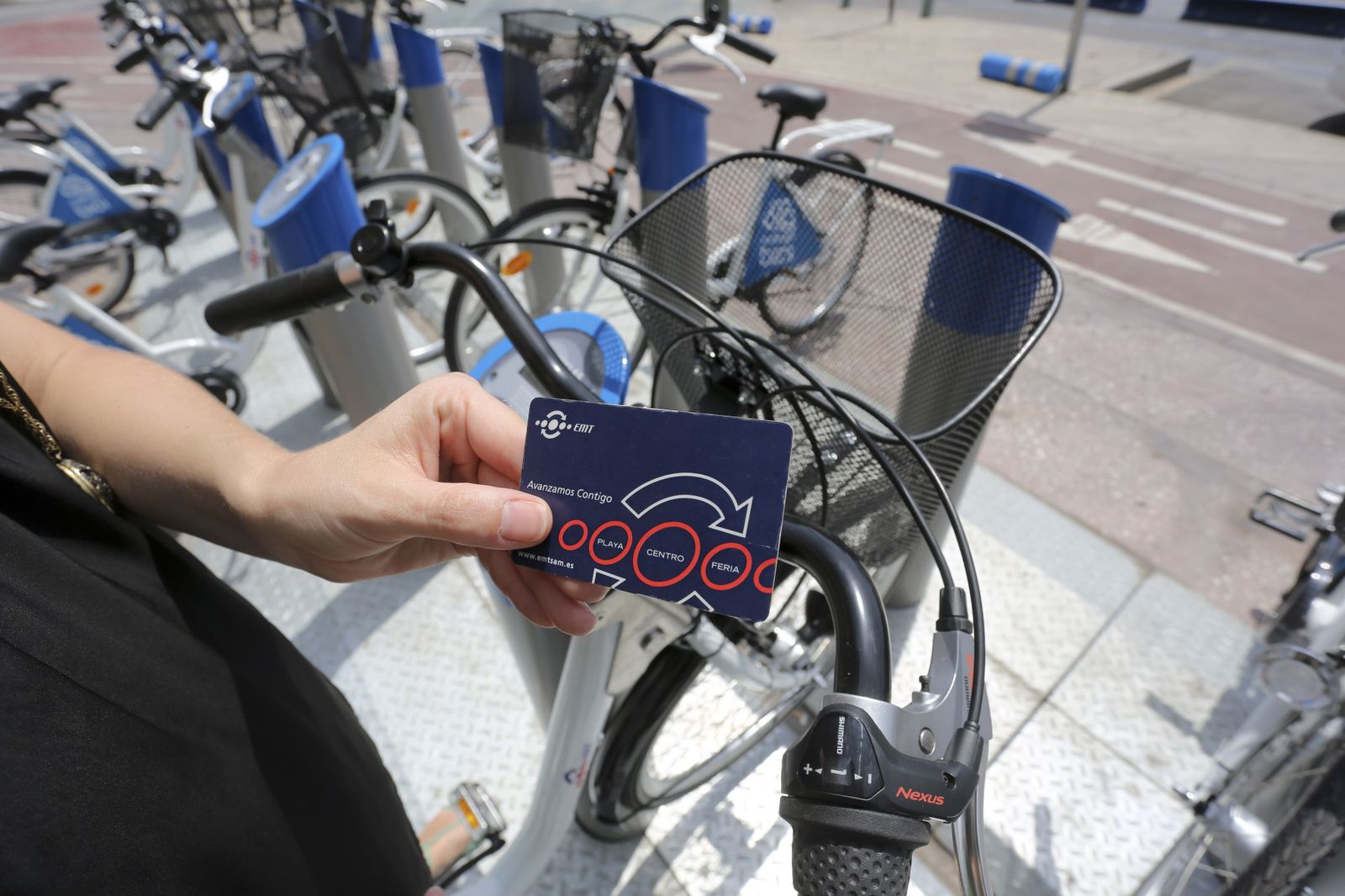 Imagen de una usuaria del sistema de alquiler de bicicletas.