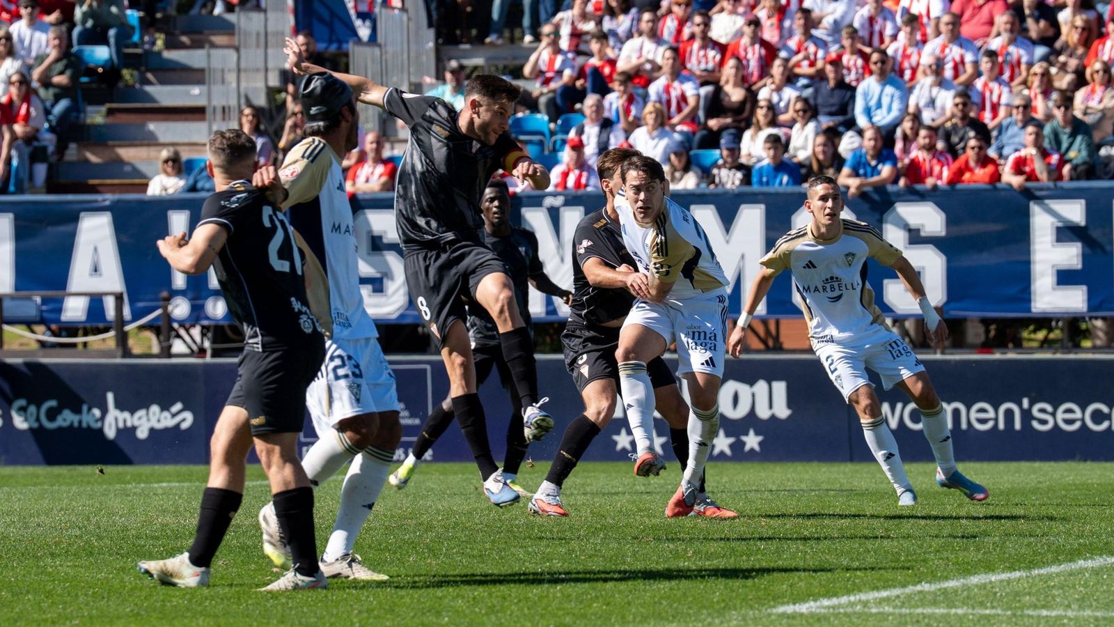 El remate de cabeza de Iván Turrillo en el gol del Algeciras en Marbella.