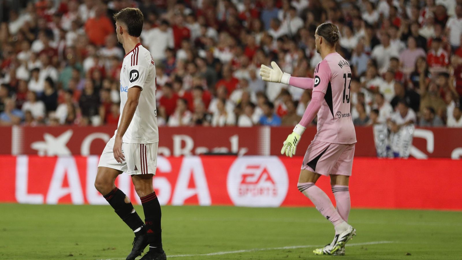 Nyland hace indicaciones a sus defensas tras encajar el primer gol.