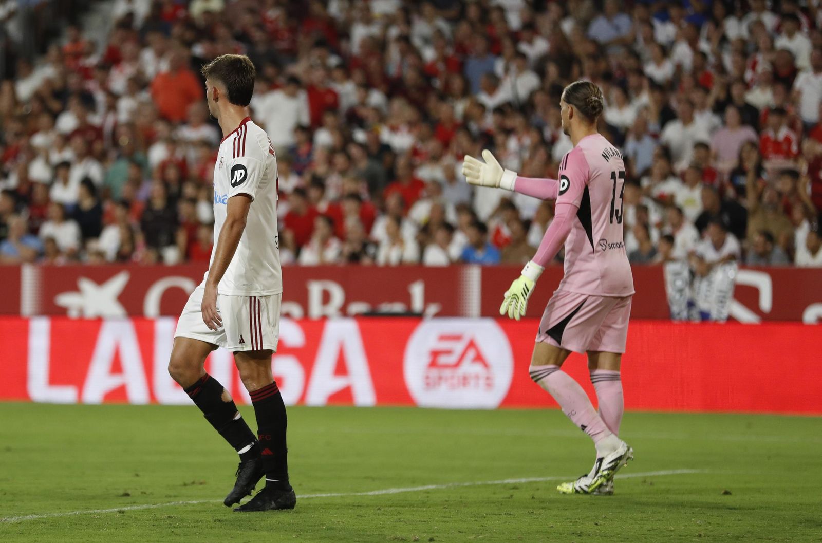 Nyland hace indicaciones a sus defensas tras encajar el primer gol.