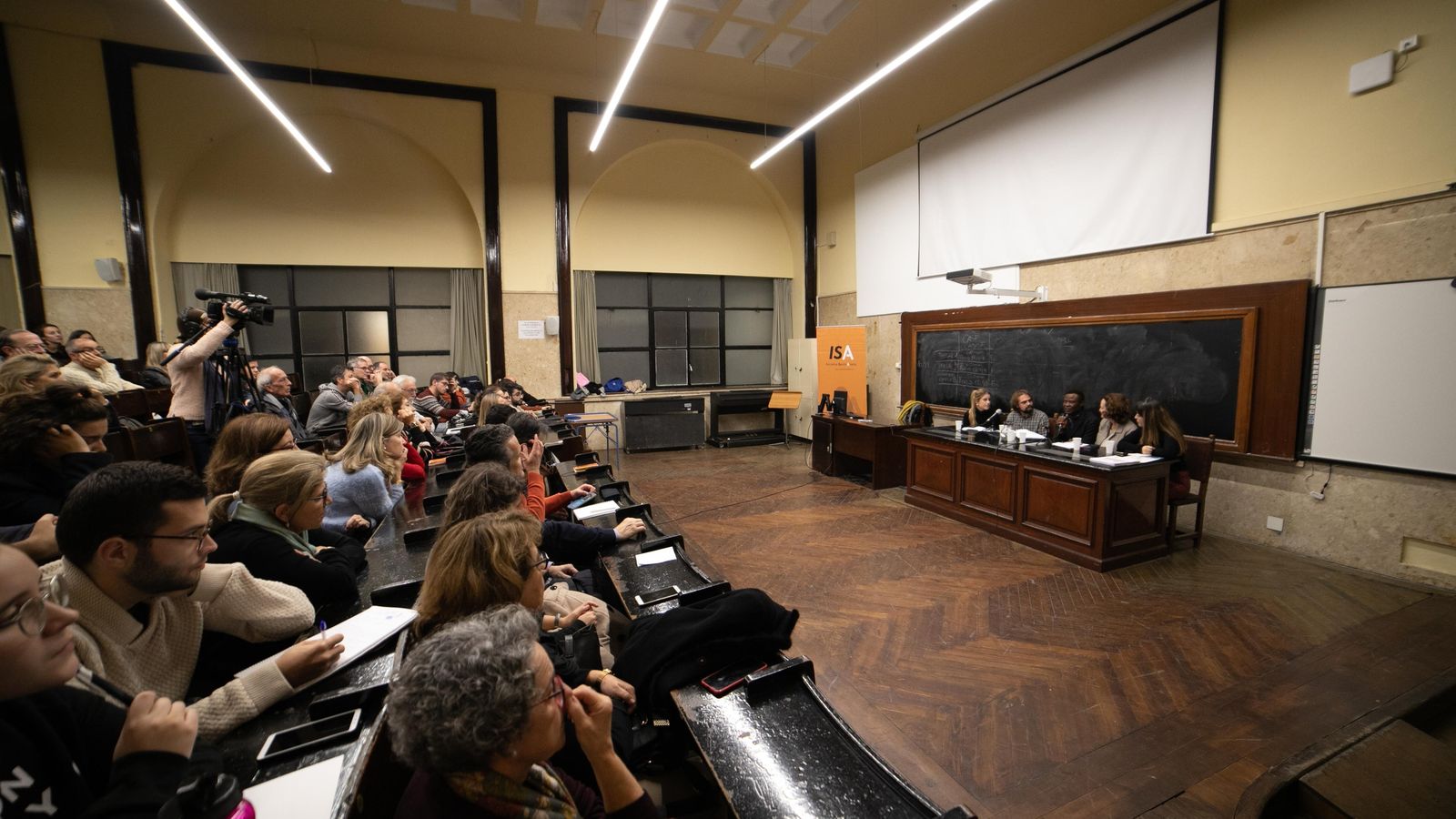 El aula de la Facultad de Filología repleta para escuchar a Howard Jackson.