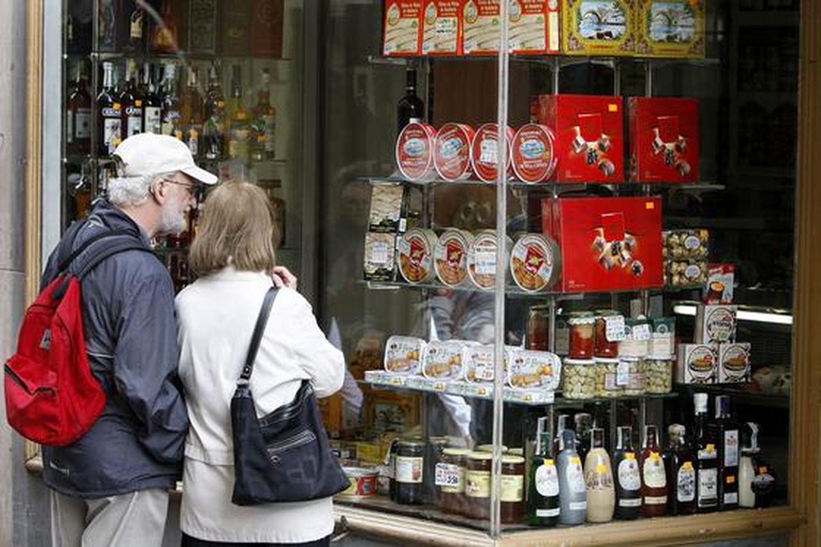 Unos 3.000 cruceristas visitan Cádiz con las escalas del ´Eurodam´ y ´Le Diamant´ en el mes por excelencia de los cruceros. 

Foto: Jose Braza