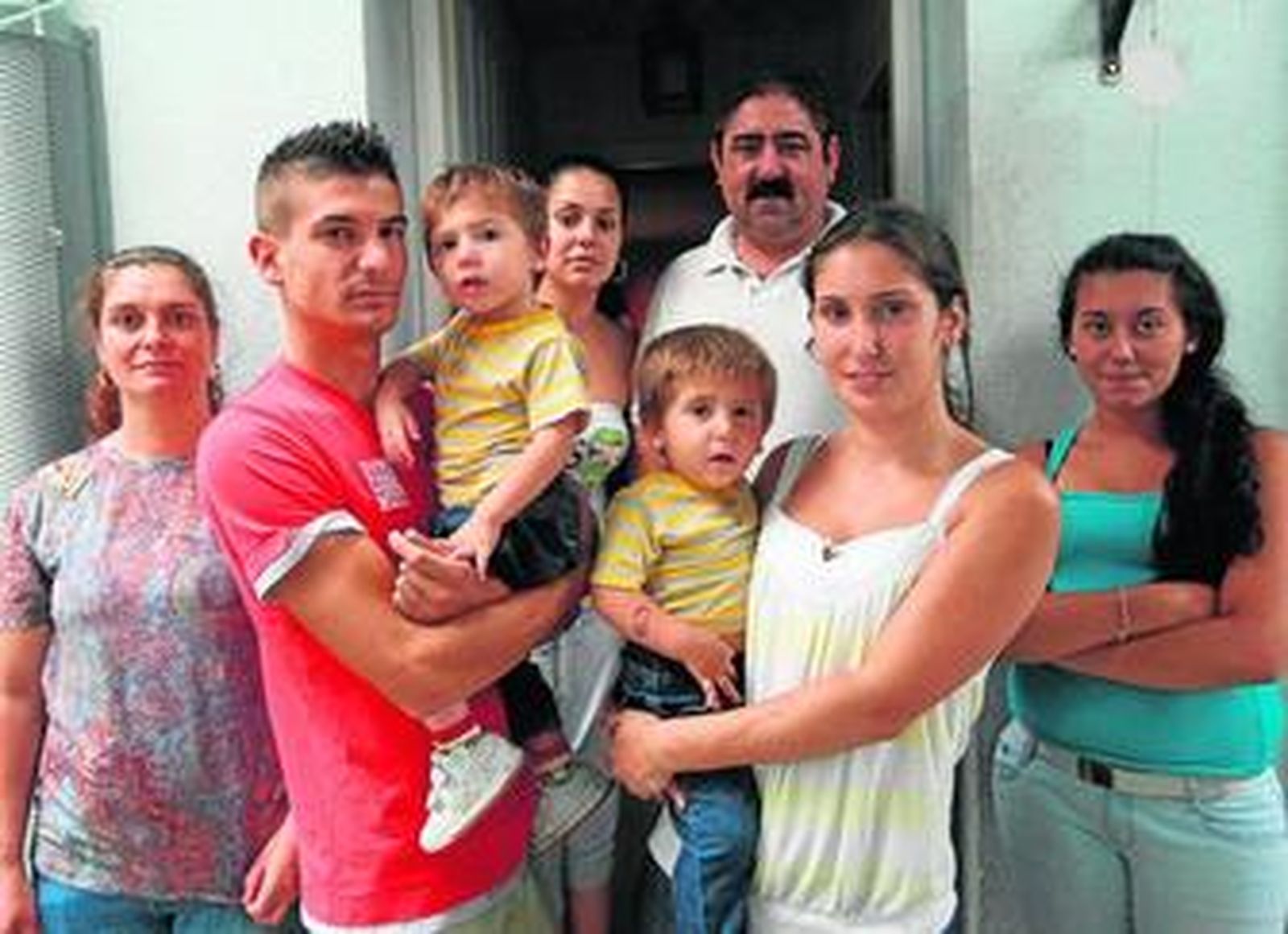 El pequeño Abraham, en brazos de su padre, rodeado por todos los miembros de la familia, entre ellos su hermano mellizo Samuel.