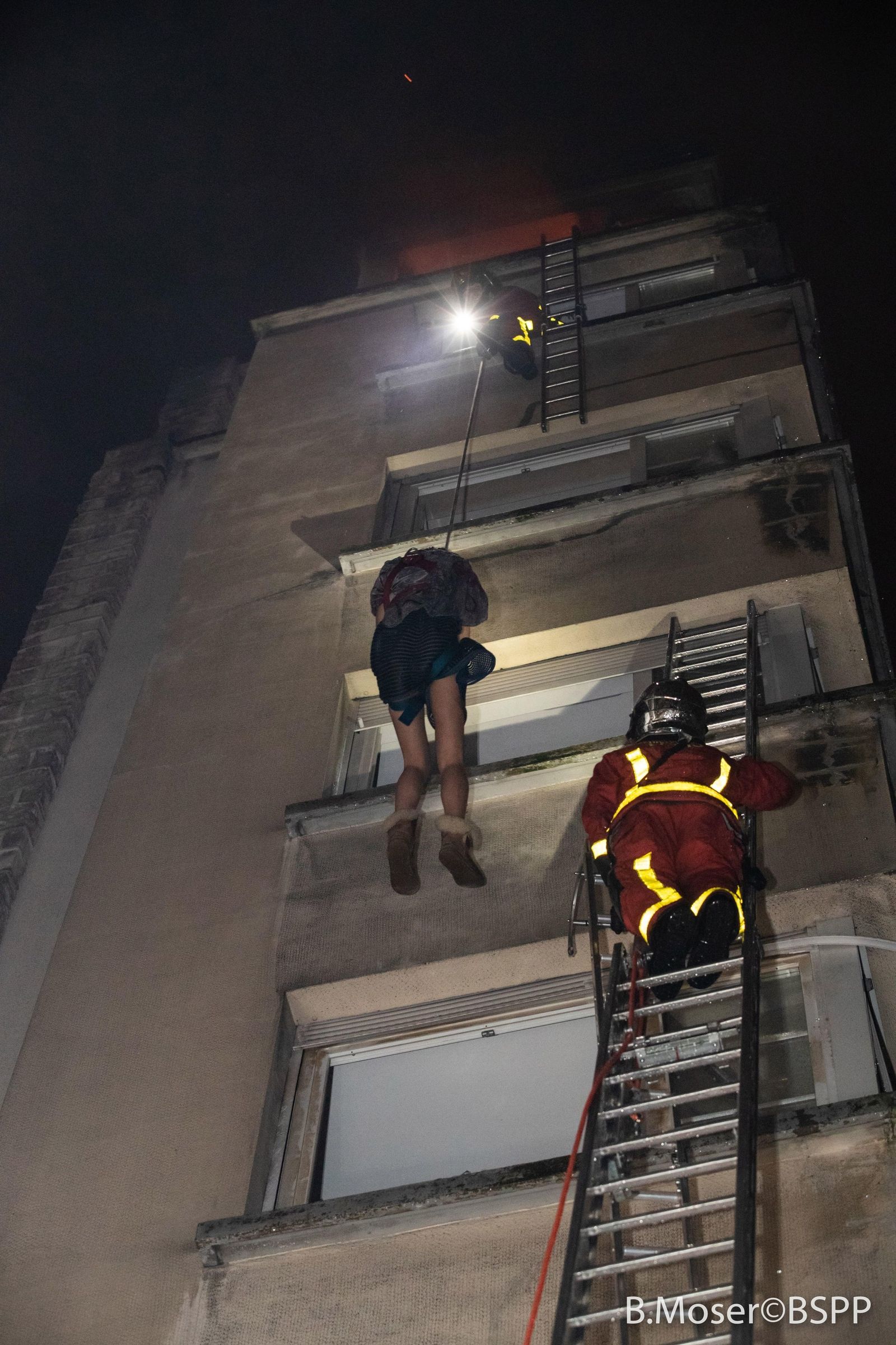 Los bomberos trabajan en la extinción de un edificio incendiado en París