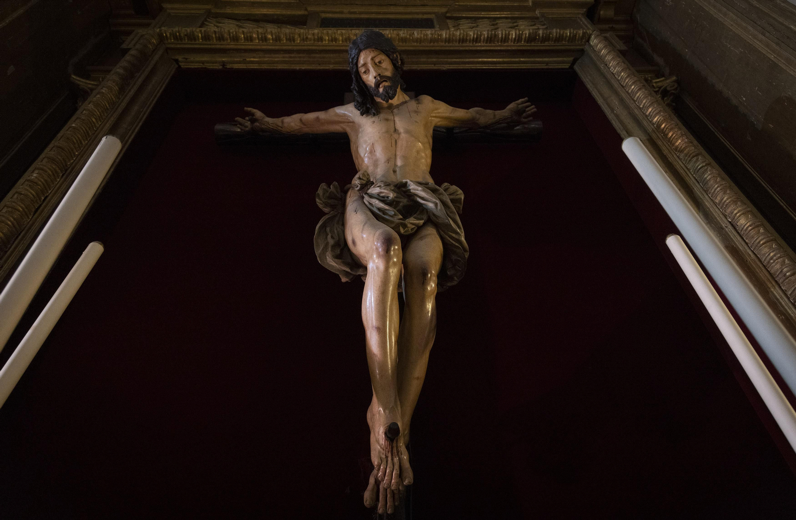 El Cristo de la Misericordia en su altar de la iglesia del convento de Santa Isabel.