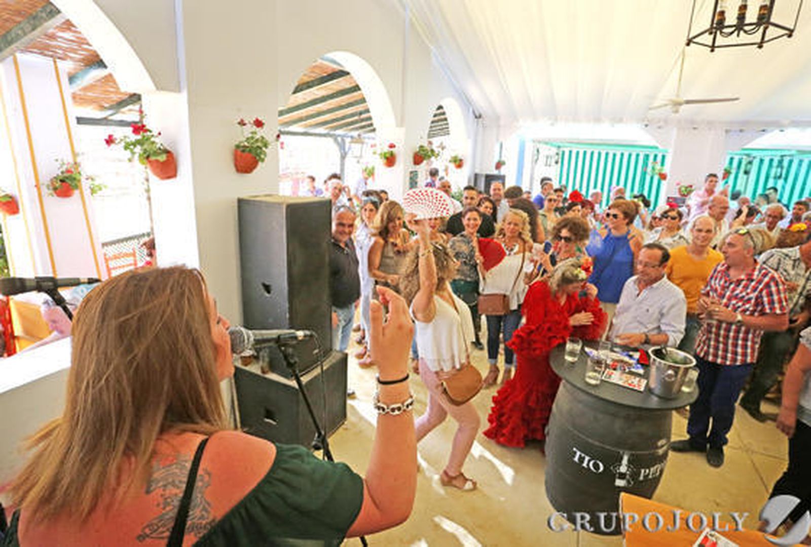 El cante y el baile se dan la mano en una de las casetas del Real

Foto: Pascual