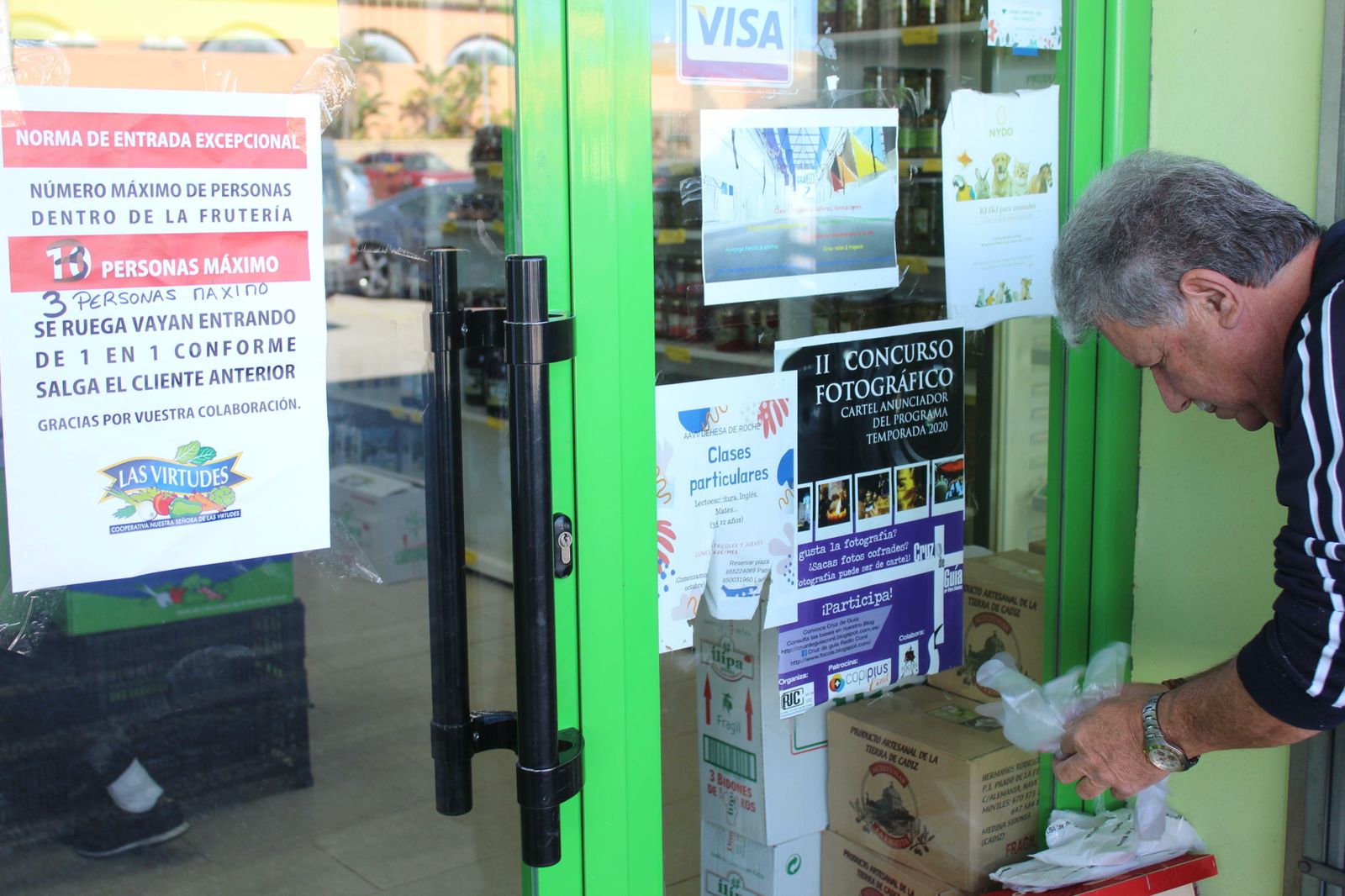 Los clientes de la frutería deben llevar guantes para realizar la compra.