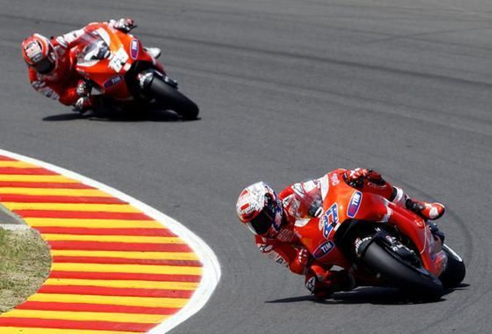 Stoner toma una curva en MotoGP.

Foto: Reuters
