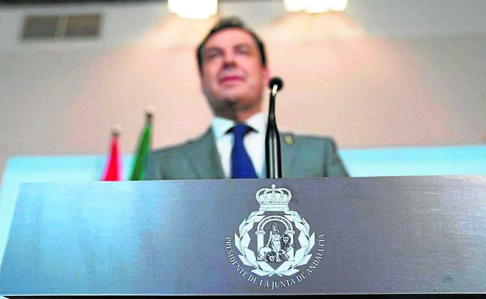 Atril con el escudo modificado de Andalucía