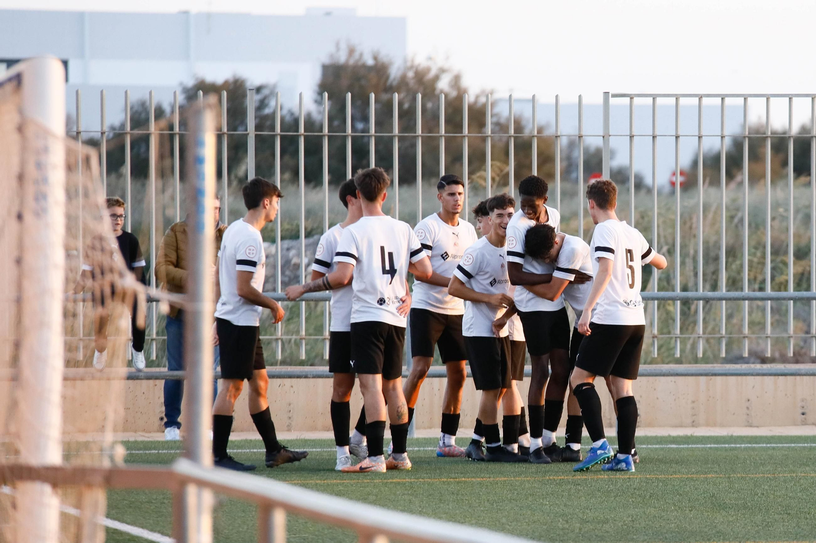 Los de la barriada almeriense celebran uno de sus cinco tantos en la goleada frente al Recreativo de Huelva.