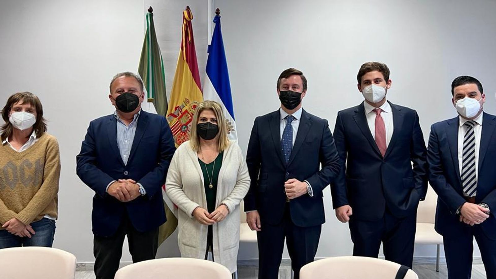 La alcaldesa y la delegada de Patrimonio, con los representantes de la nueva propiedad del edificio.