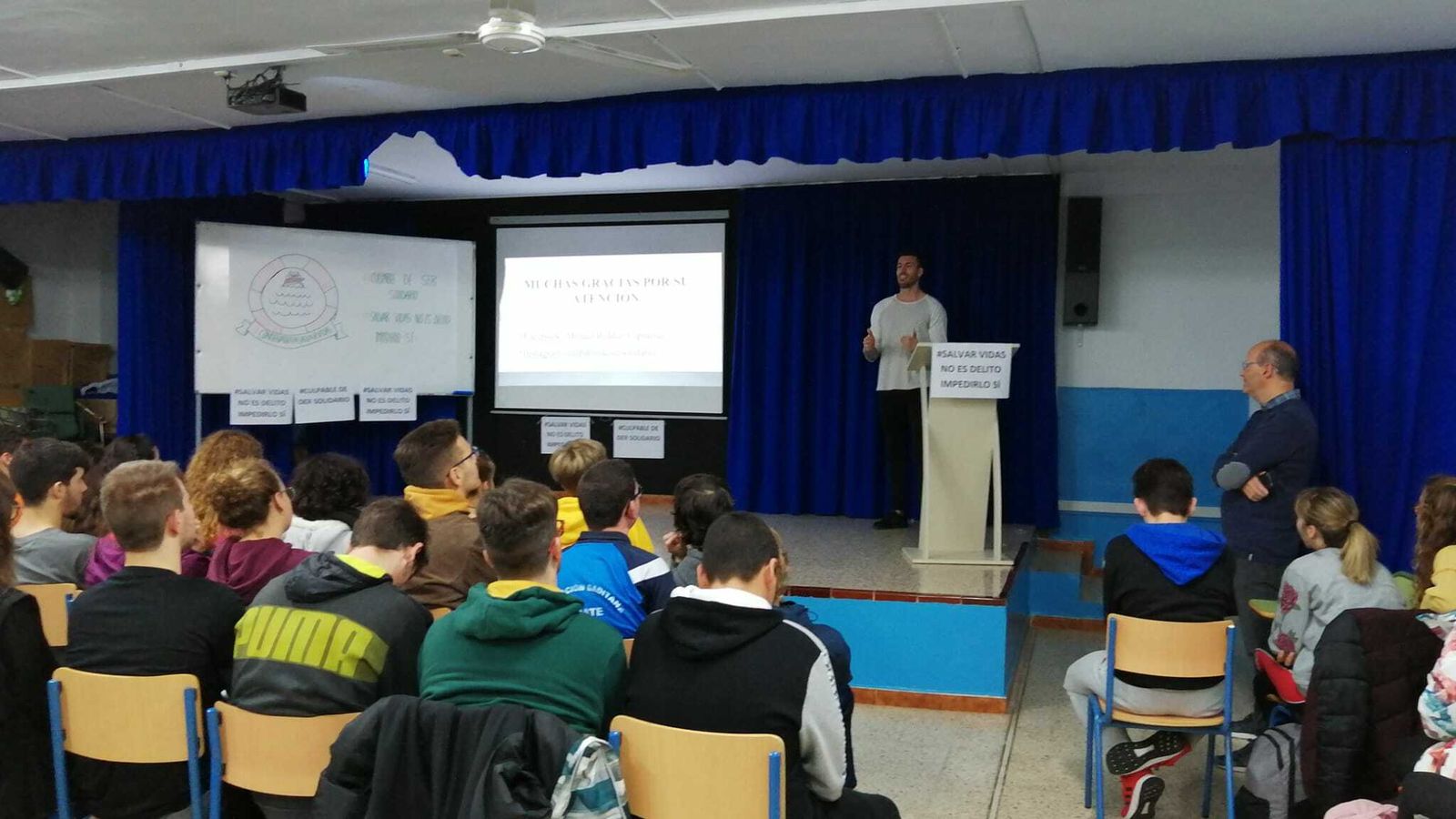 Un momento de la actividad organizada con el bombero Miguel Roldán.