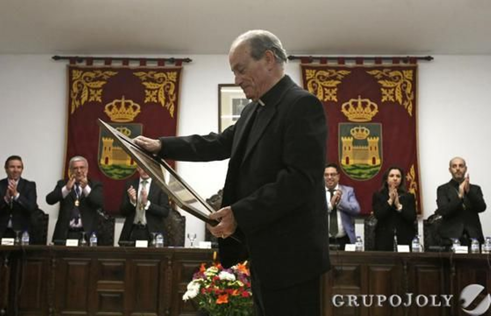 El Ayuntamiento de La Línea nombra Hijo Predilecto al arcipreste de la ciudad, que solicita unión "para sacar el pueblo adelante".

Foto: Paco Guerrero