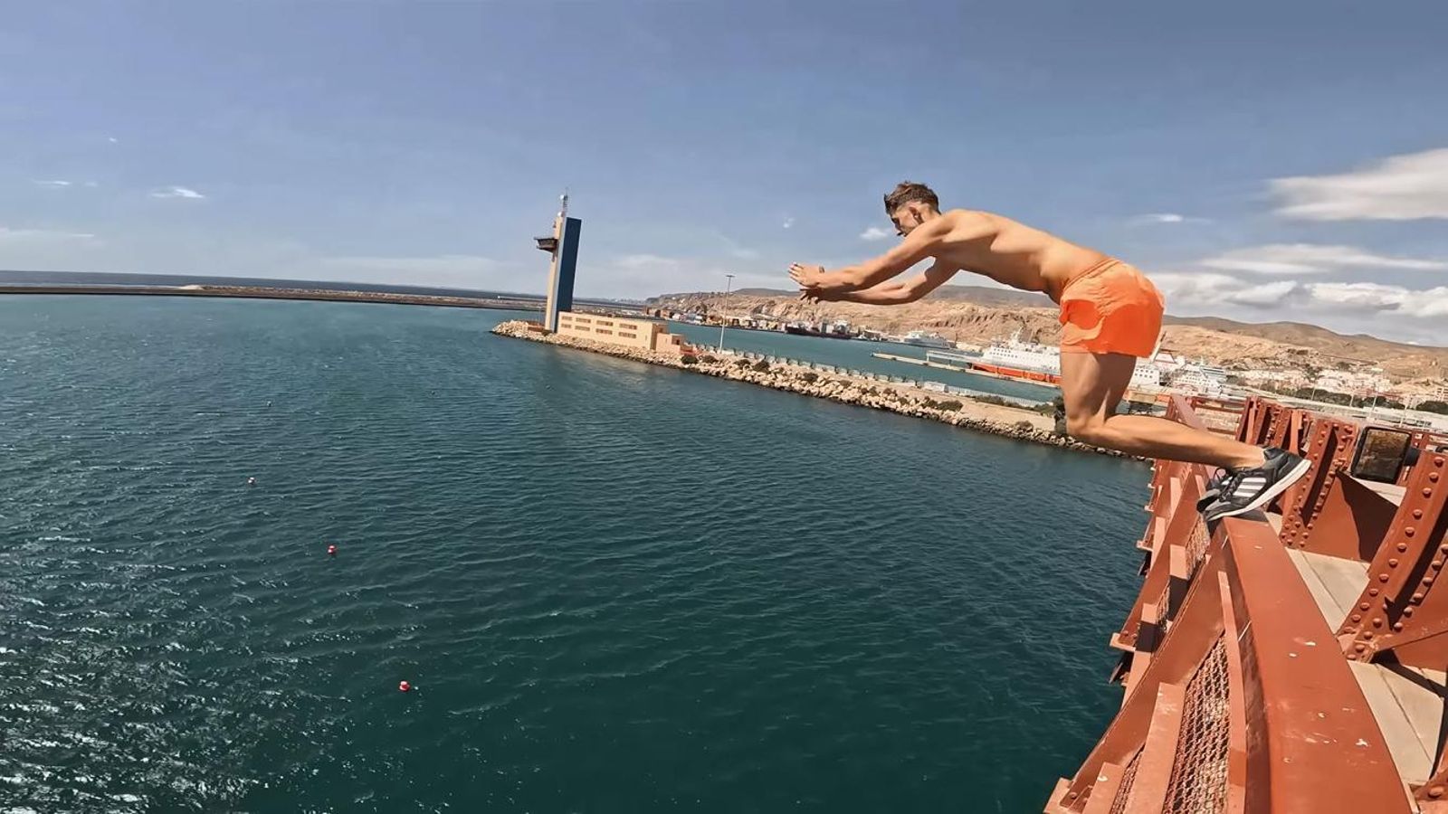 Uno de los jóvenes salta desde lo alto del Cable Inglés.